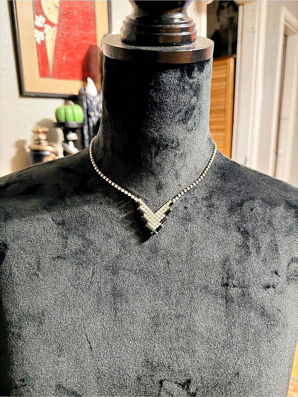 Vintage mid century modern Rhinestone V Pendant Necklace in Silver Like New